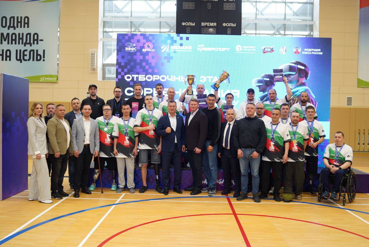 «Кубок Победы»: 40 бойцов Белгородской и Курской областей сыграли в сквош в виртуальной реальности
